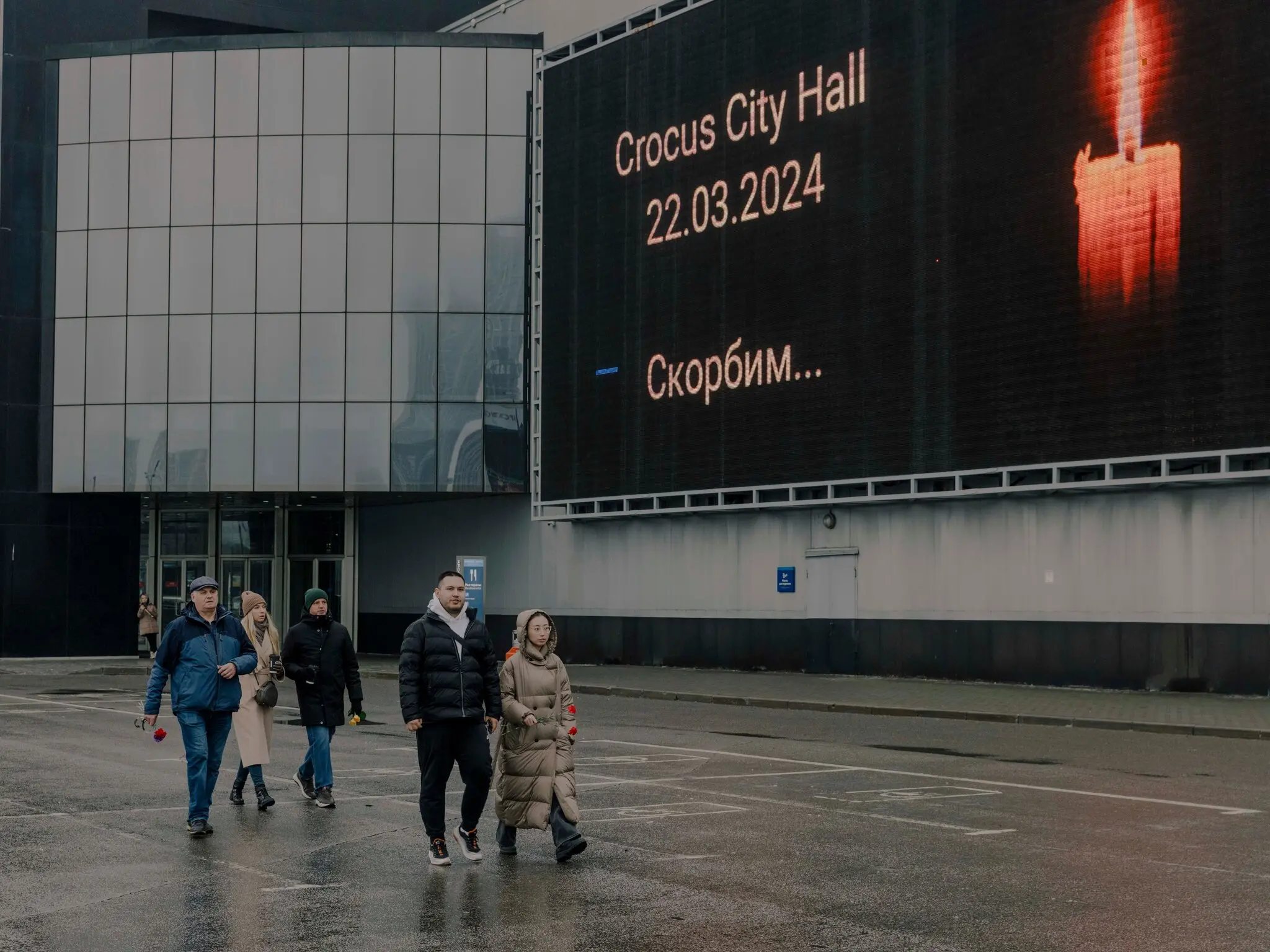 У суботу на рекламному щиті зазначено дату нападу на концертний зал у Москві